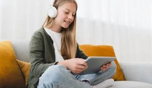 Изображение за Екранно време за деца и насоки за използване на медийно и онлайн съдържание