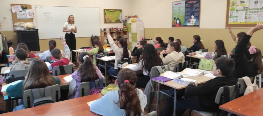 Основно изображение за Урок по Български език и литература.