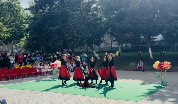 Изображение за Празнуваме заедно с приятелите от ДГ &amp;quot;Зорница&amp;quot;