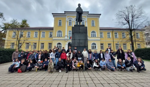 Изображение за V клас на приключение: От Ferrari в Габрово до тайните на &amp;quot;Бачо Киро&amp;quot;