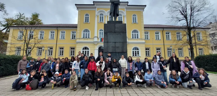 Основно изображение за V клас на приключение: От Ferrari в Габрово до тайните на &amp;quot;Бачо Киро&amp;quot;