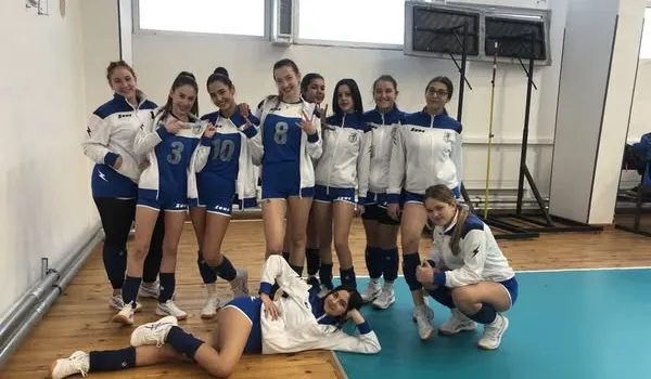 Изображение за Второ място на отбора по волейбол - девойки