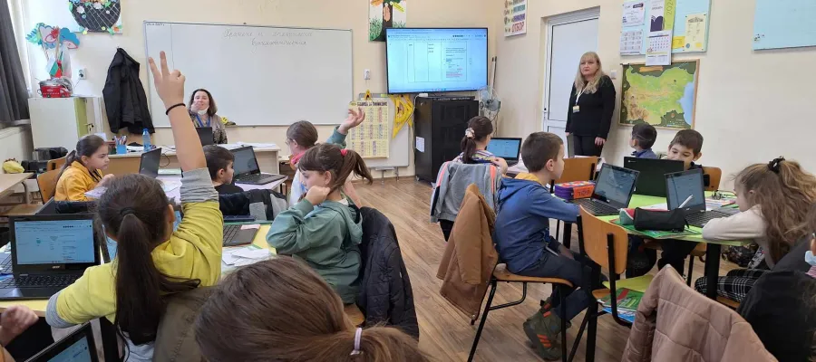 Основно изображение за Обучението ни в часовете